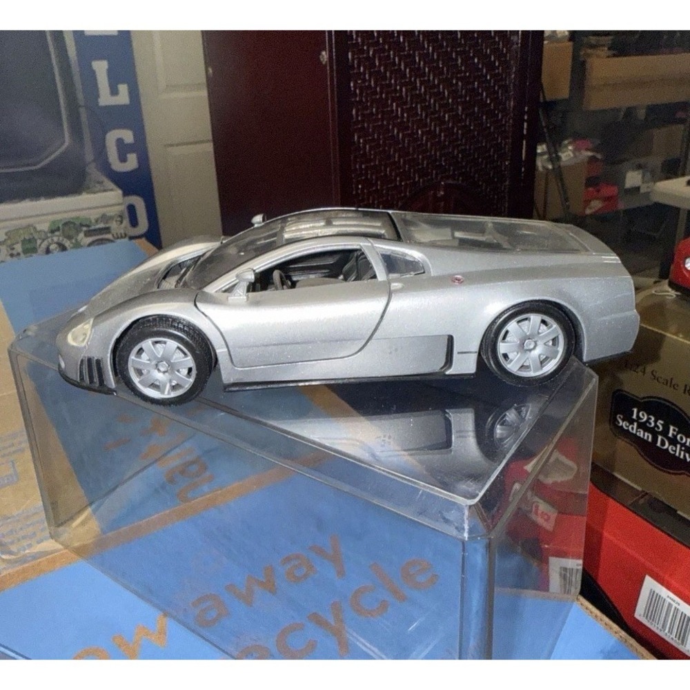 Volkswagen Nardo W12 Show Car Model Car 1:24 Diecast Convertible Car in Case
